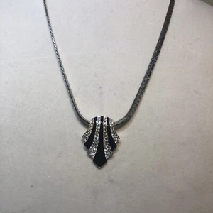 AVON NR ART DECO ANHÄNGER SILBERFARBEN SCHWARZ ENANEL AN HALSKETTE - Bild 1 von 5