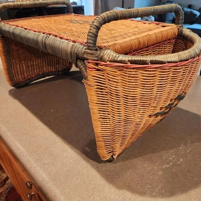 Bandeja para servir desayuno cama ratán mimbre vintage con bolsillo lateral para cargador Foto 1 de 4