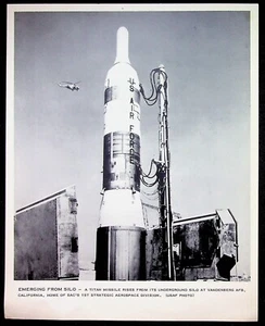 Misil Titan en Silo Vandenberg AFB California 1960 USAF Foto - Imagen 1 de 2