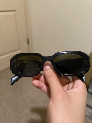 Gafas de sol Prada SPR 17W negras con forro amarillo Foto 1 de 4