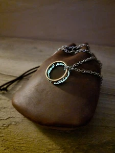 Lord of the Rings Glow In The Dark The One Ring With Chain & Leather Pouch Frodo - Picture 1 of 17