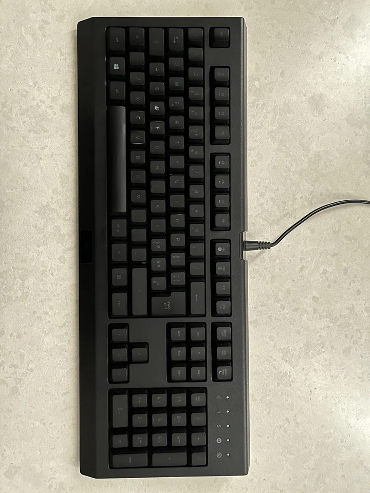 tastiera gaming razer cynosa, retro illuminazione RGB,cavo USB,e tappetino mouse - Immagine 1 di 4