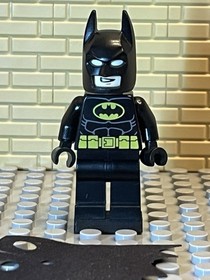 LEGO Black Suit with Yellow Belt and Crest Batman 2012 Minifigure Brand New