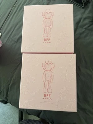 Peluche 2 Kaws BFF (Edición de 3000) Nuevo  Foto 1 de 2