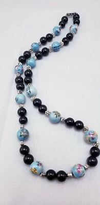 Collar de porcelana azul pintado flor ónix negro con cuentas Foto 1 de 4