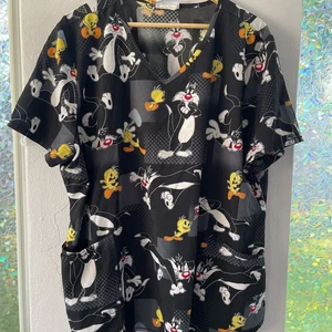 Blusa Médica Estampada de Sylvester the Cat & Tweety Bird Looney Tunes - Imagen 1 de 4
