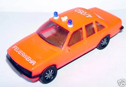 Una HERPA HO 1/87 OPEL REKORD BERLINA 2E POMPIERS Rosa Fluo - Immagine 1 di 1