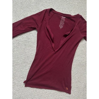 Top Abercrombie Fitch Y2k Vintage Manga Larga Cuello en V Henley Borgoña Pequeño Foto 1 de 4