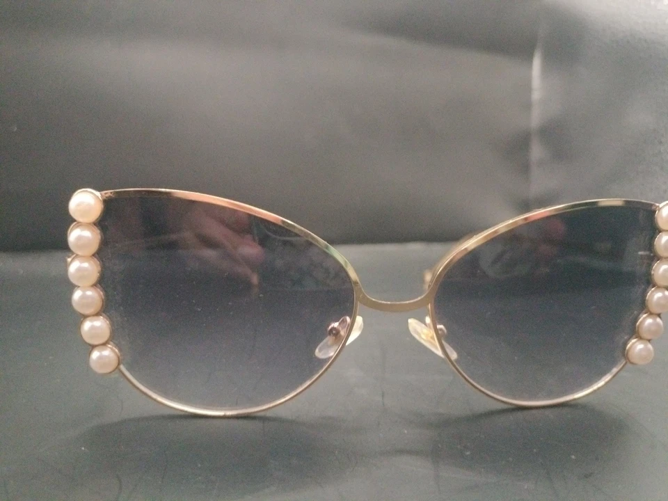 Gafas de sol con marco dorado con perlas en los bordes Foto 1 de 4