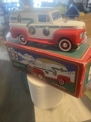 Banco de monedas Ford Panel Van 7 Eleven 1948 1:25 vintage clásicos edición limitada Foto 1 de 4