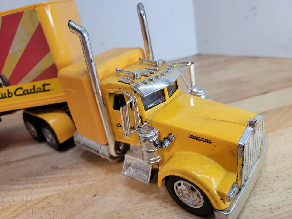 Vintage CUB CADET KENWORTH W900 1/32 DIE CAST TRACTOR  TRAILER - Image 1 of 4