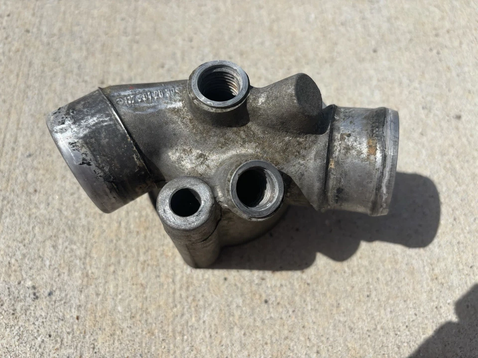 1172012630 CARCASA TERMOSTATO M116 M117 420SEL 560SEC 560SEL 560SL Foto 1 de 2