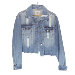Chaqueta vaquera Love Tree denim recortada dobladillo crudo envejecida para mujer pequeña - Imagen 1 de 8