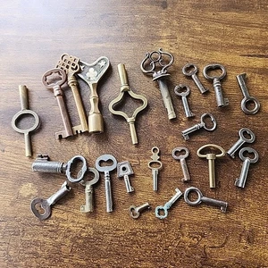 Vintage/Antique Lot of Unmarked  Skeleton Keys Brass Metal  - Picture 1 of 5