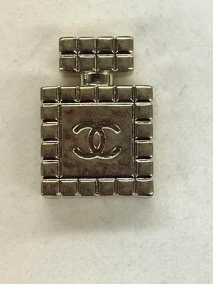Брошь на булавке CHANEL бутылка для духов мотив шоколадной плитки серебристая винтажная из Японии - Изображение 1 из 4