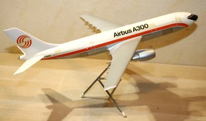 Modelo de avión Airbus Indistrie A300, expositor 1:100, F-WLGA - Imagen 1 de 13