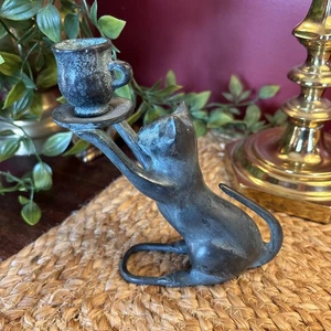 Estatuilla de gato de metal fundido vintage candelabro acabado pátina taza de té felina - Imagen 1 de 7