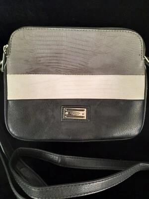 Bolso de mano cruzado Cellini Sport negro, gris y blanco 3 compartimentos en muy buena condición Foto 1 de 4
