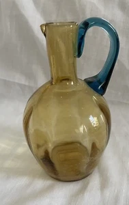 Vintage kleiner Krug aus mundgeblasenem gelbenem Glas mit aufgesetztem blauem Glashalter. - Bild 1 von 11