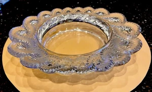 LALIQUE AURIAC CUENCO GRANDE CRISTAL JARDINERO 12 1/4” W X 2 1/4” T X 2” Profundidad - Imagen 1 de 11