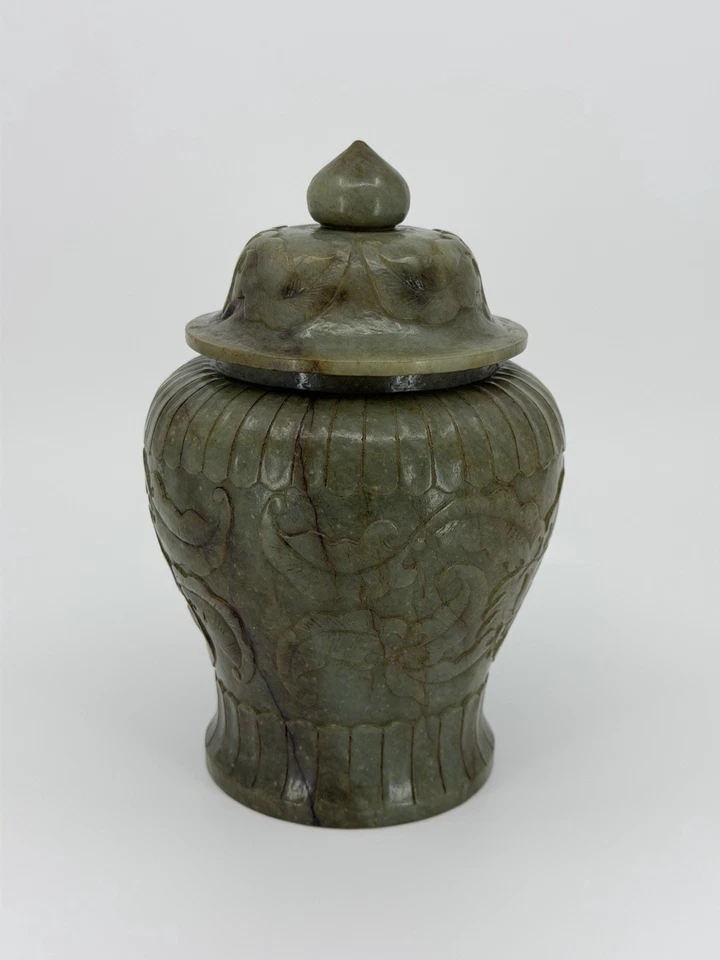 Jarrón con tapa de piedra dura tallada china vintage - Jarrón de piedra estilo nefrita verde Foto 1 de 4