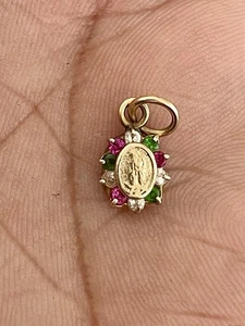 Dije/colgante Virgen de Guadalupe de oro amarillo macizo de 14 quilates pequeño circonita cúbica (H67) - Imagen 1 de 5