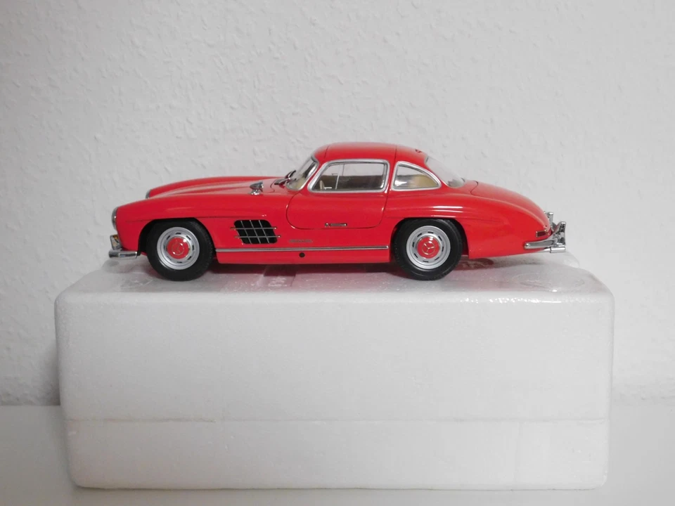 1:18 Mercedes-Benz 300 SL Flügeltürer 1954, rot, von Minichamps - Bild 1 von 4