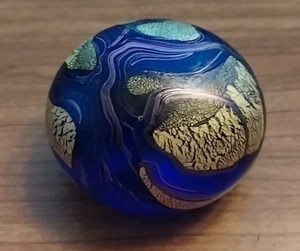 Pisapapeles miniatura Iridiscente Isla de Wight vidrio azul y dorado orbe 2,25" ¡COMO NUEVO! - Imagen 1 de 21