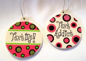 "Divertidos adornos navideños texto adicto teléfono humor conjunto de 2 lunares rosas 3,5" - Imagen 1 de 3