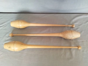 3 MASSUES QUILLES DE JONGLAGE VINTAGE EN BOIS L.46CM 3 - Photo 1/2