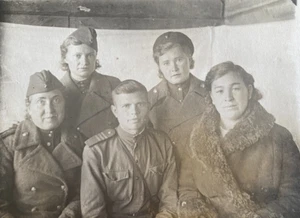 Chico guapo niñas soldados bastante dulce joven mujer ejército foto de colección URSS - Imagen 1 de 3