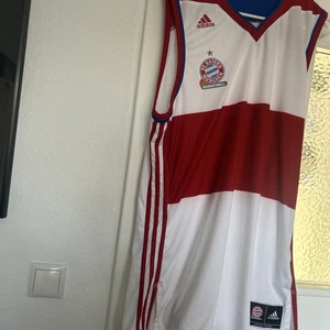 Trikot FC BAYERN BASKETBALL Rot Weiß Blau Gr XL - Bild 1 von 5
