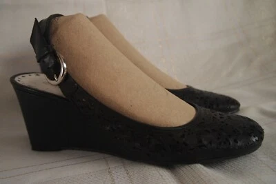 Zapatos de mujer BCBG talla 40B/10 negros florales perforación tira trasera tacón de cuña cuero Foto 1 de 4