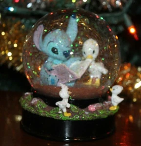 Lilo and Stitch: STITCH WITH DUCKLINGS EXKLUSIVE SCHNEEKUGEL - Neu! - Bild 1 von 5