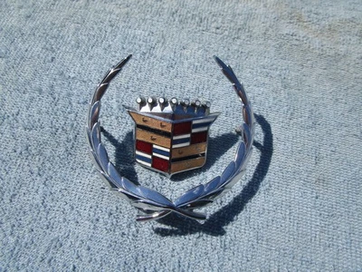 CADILLAC DeVille Fleetwood 1965 66 emblema y corona capucha vintage Foto 1 de 3