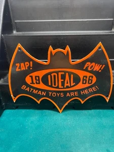 Insegna porcellana BATMAN IDEAL TOYS del 1966 12" x 9" fustellata - Foto 1 di 1