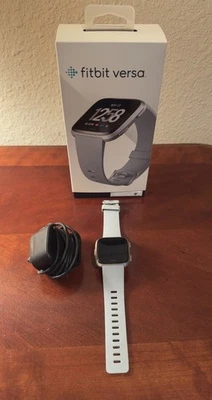 Smartwatch Fitbit Versa FB504 cinza/prata com carregador - Imagem 1 de 4