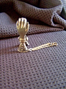 Soporte para bufanda de mano con guantes vintage y clip para dinero con cadena de seguridad - tono PLATEADO - Imagen 1 de 6