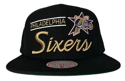 Chapéu Snapback Mitchell & Ness NBA Philadelphia 76ers Preto e Dourado Team Script - Imagem 1 de 4