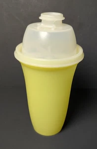 Tupperware QUICK SHAKE 16 oz Shaker Mixer Blender 844-4 Yellow, 4 Piece - Picture 1 of 6