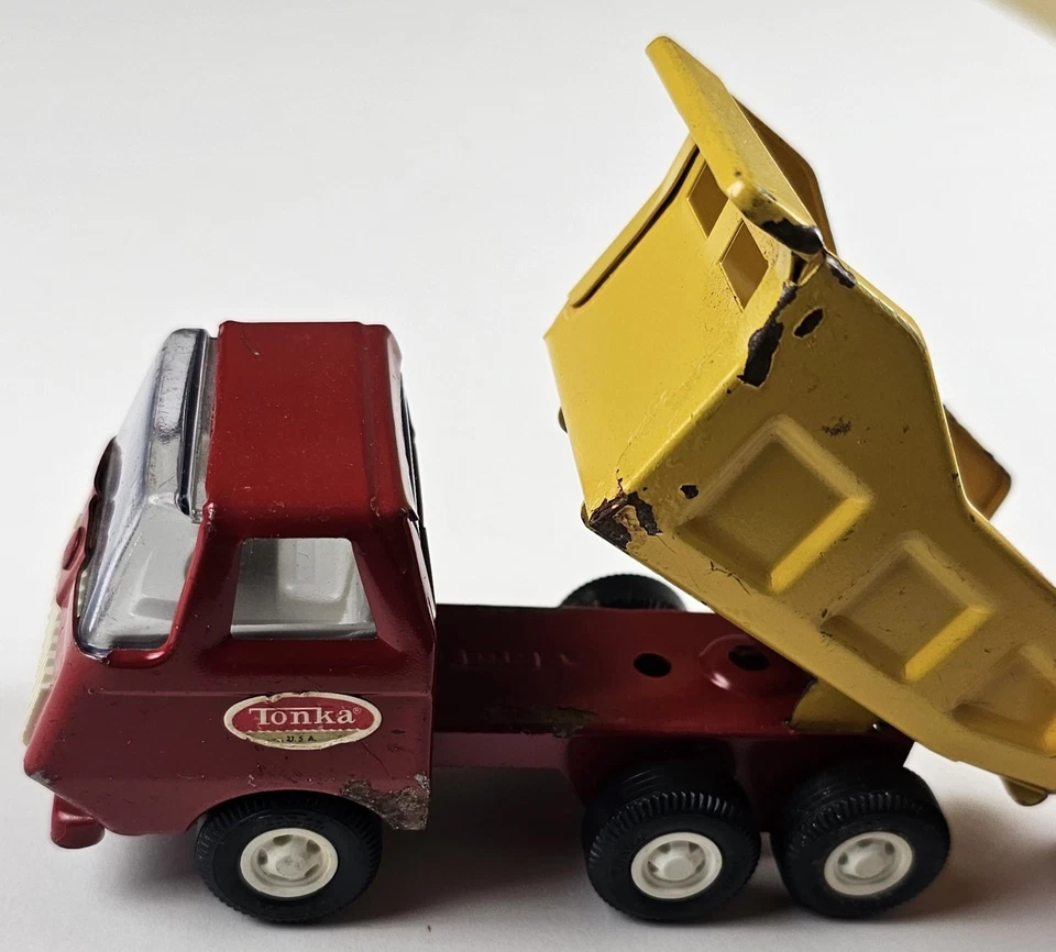 老式 20 世纪 70 年代 5 英寸黄色和红色压钢 Tonka 迷你自卸车 — 第 1/4 张图片