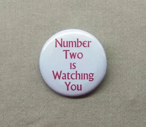 Spilla Number Two Is Watching You 1,25" Pulsante The Prisoner Repro 1984 Mashup n.2 - Foto 1 di 3