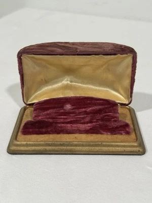 Antigua caja de reloj vintage de terciopelo borgoña aplastado fondo dorado Foto 1 de 4