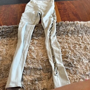 ALO Leggings Cutout Spitze seitlich Gr. SM blau GUC Kompressionsstoff - Bild 1 von 9