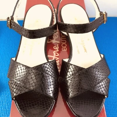 Sandalias planas Salvatore Ferragamo de cuero lagarto negro bajas de goma EE. UU. 5 B Foto 1 de 4
