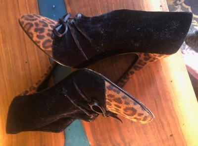 RARO BEVERLY FELDMAN sapatos veludo 4" SALTOS TAMANHO EUA 7,5M SEXY RARO EXCELENTE ESTADO USADO - Imagem 1 de 4