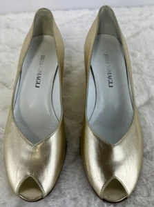 Bruno Magli Nisako Carrera oro metallizzato pelle lucida punta aperta peep taglia 6,5 nuovo - Foto 1 di 7