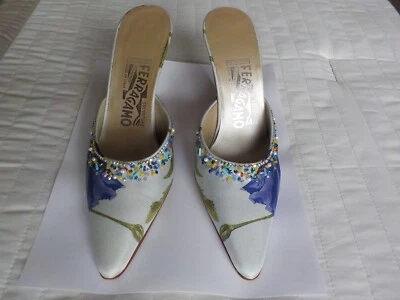 SAVATORE FERRAGAMO MULAS CON CUENTAS FLORALES SEDA AZUL HIELO, TALLA EE. UU. 7 M   Foto 1 de 4