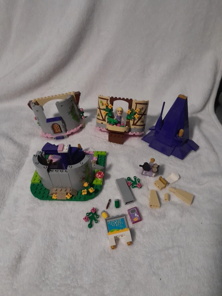 LEGO Disney: Rapunzel's Creativity Tower 41054 Foto 1 de 4