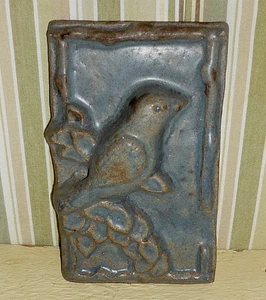 Piastrella artistica VASAIO RUSTICO ' SONGBIRD appollaiata su RAMO FOGLIA ' molto pesante 7 3/8 " - Foto 1 di 4